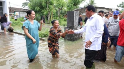 Bupati Sambangi Lokasi Banjir di Rajeg, Pastikan Bantuan Logistik Terpenuhi